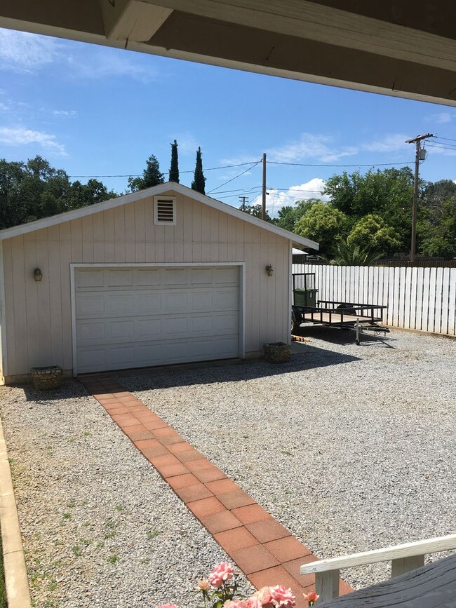 Foto del edificio - East Redding Home with Garage and Shop!!