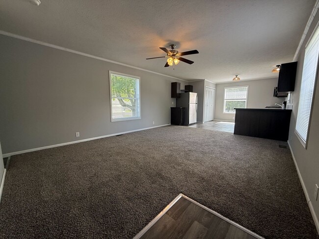 Foto del edificio - 12365 Creekview Ave