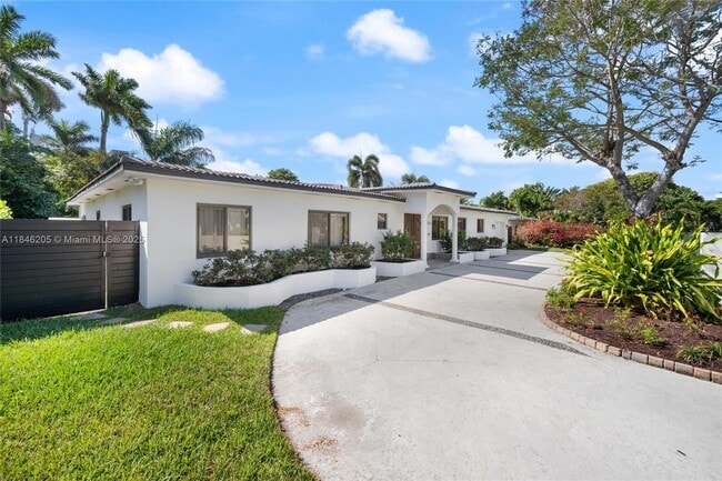 Building Photo - 2600 Yacht Club Blvd