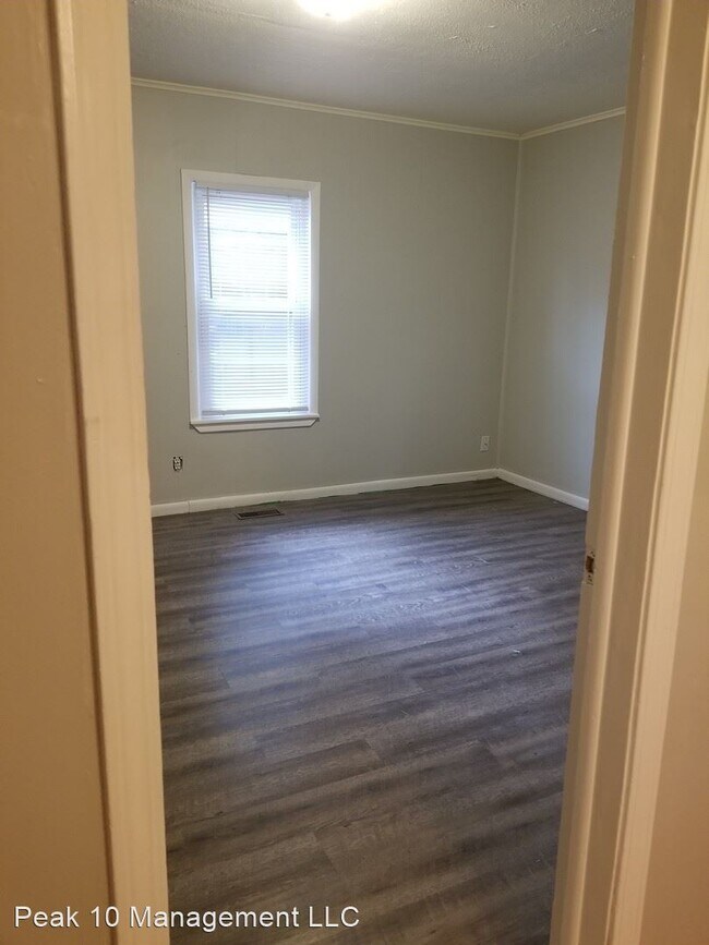 Building Photo - 3 br, 1 bath House - 2000 E 10th