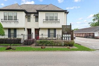 Building Photo - 2305 Bastrop St