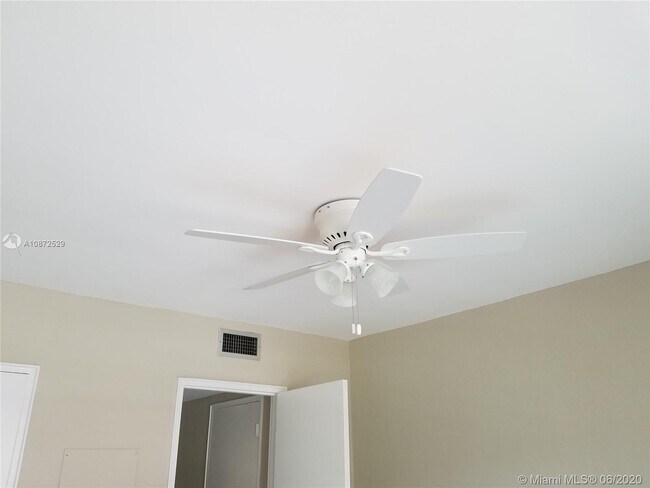 Foto del edificio - 3661 SW 11th St