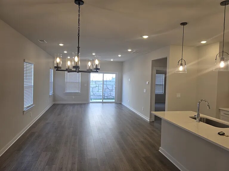 Building Photo - 4718 Oak Point Dr