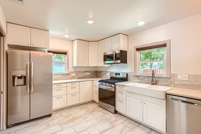 Foto del edificio - Updated Highland home with mid-century charm