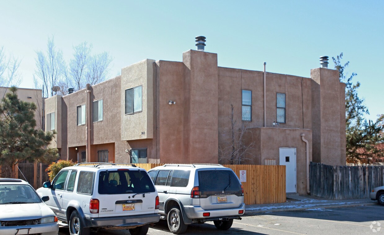 Foto del edificio - 3609-3613 Wellesley Dr NE