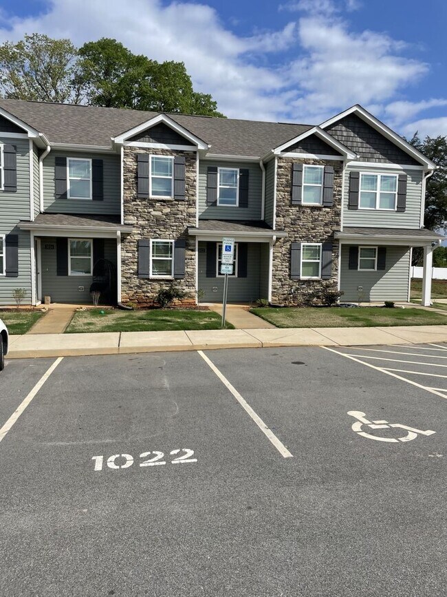 Foto del edificio - Brand New 2 Bedroom 2.5 Bathroom Townhome!