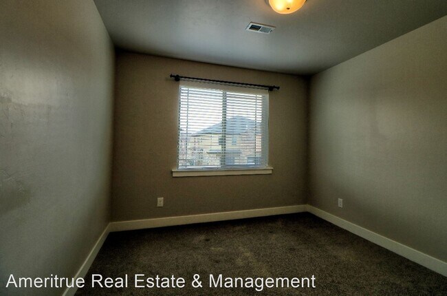 Foto del edificio - 3 br, 2.5 bath House - 598 N. 220 E.