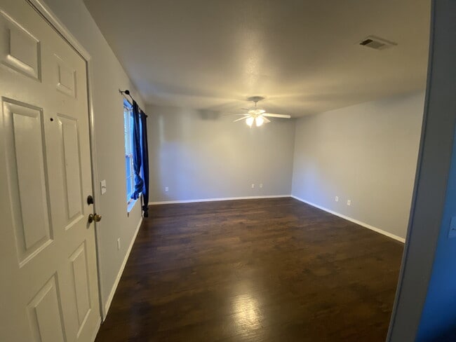 Building Photo - "Cozy 3-Bed Oasis with 2 Baths in Vibrant ...