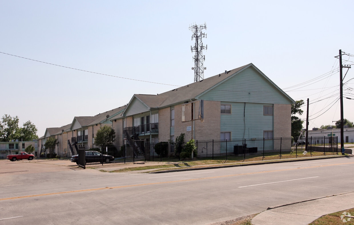 Primary Photo - Spanish Village Apartments