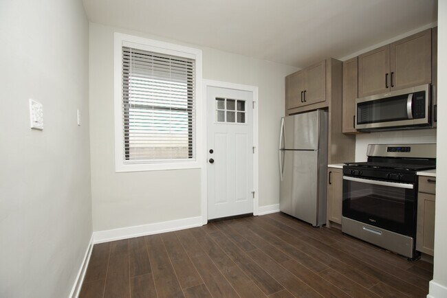 Building Photo - 3150 W Sunnyside Ave