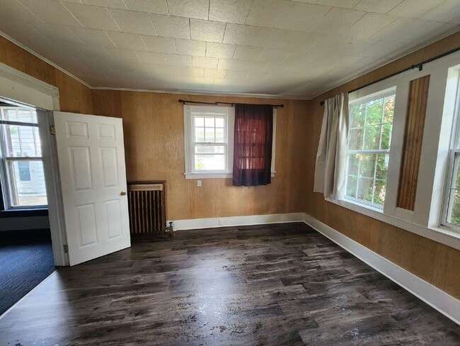 Building Photo - Charming 3 Bedroom Character home.