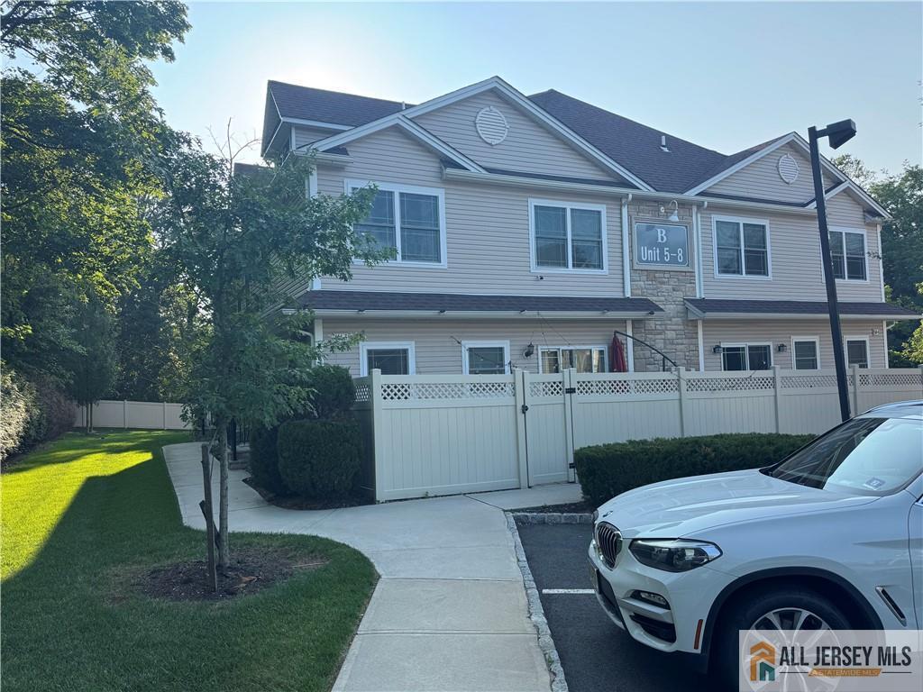 Foto principal - 144 Harding Ave