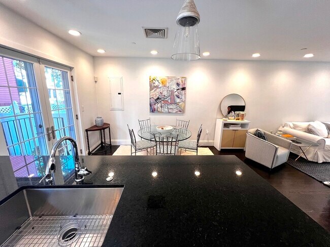 Foto del edificio - 677 E 7th St