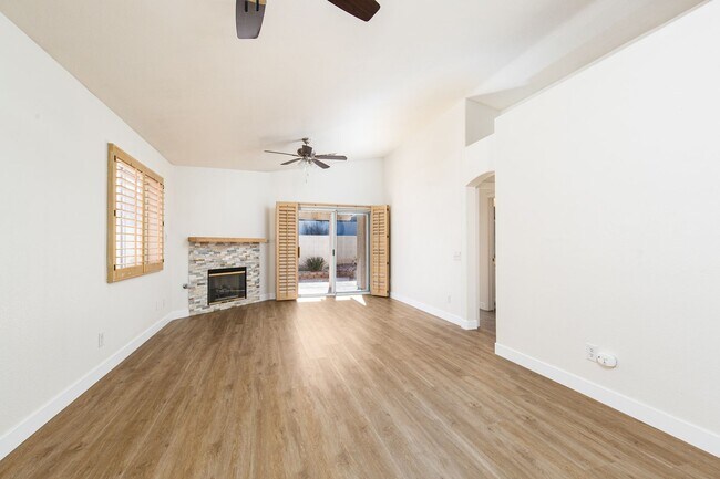 Foto del edificio - Comfort Meets Convenience in Green Valley