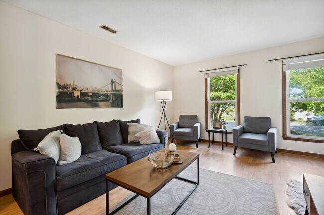 Building Photo - 3 bedroom home close to Duke Avaialble Early June!