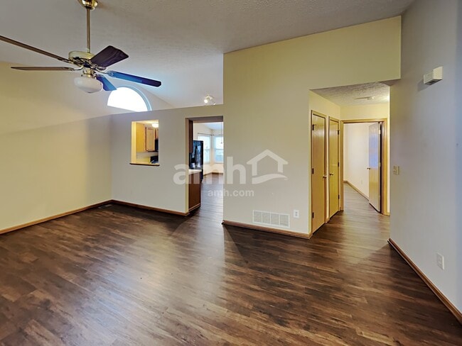 Building Photo - 1465 Pinestone Dr