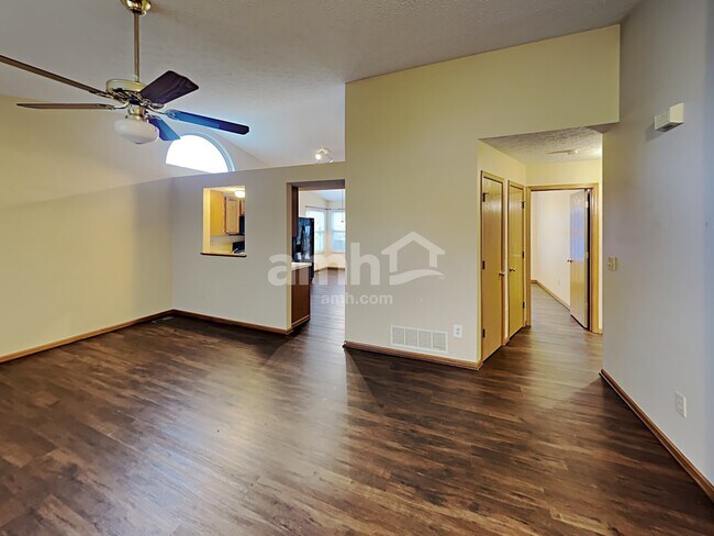 Foto del edificio - 1465 Pinestone Dr