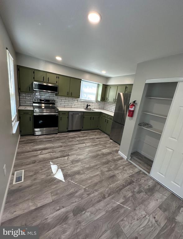 Foto del edificio - 615 Jarvis Rd