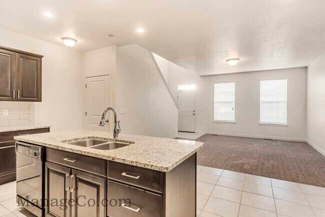 Building Photo - Comfortable New Townhouse
