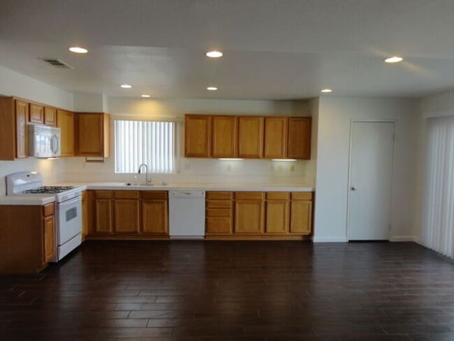 Foto del edificio - Beautiful 3 + 2 Single Story Home Palmdale