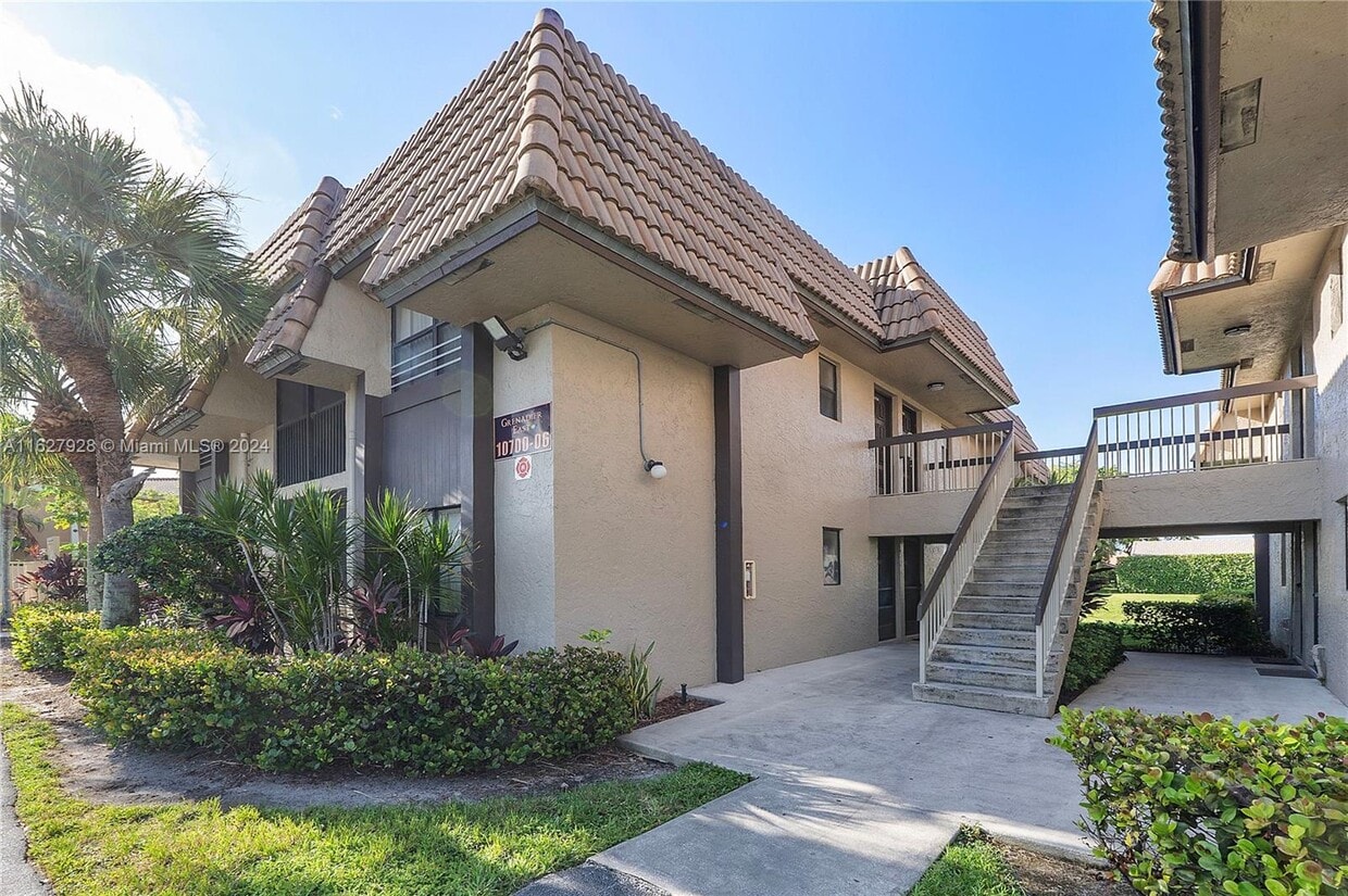 Primary Photo - 10704 Royal Palm Blvd