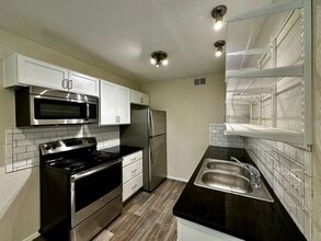Building Photo - 1214 Baylor Ave