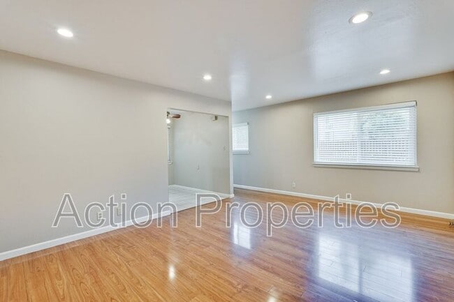Building Photo - 685 Foxtail Dr