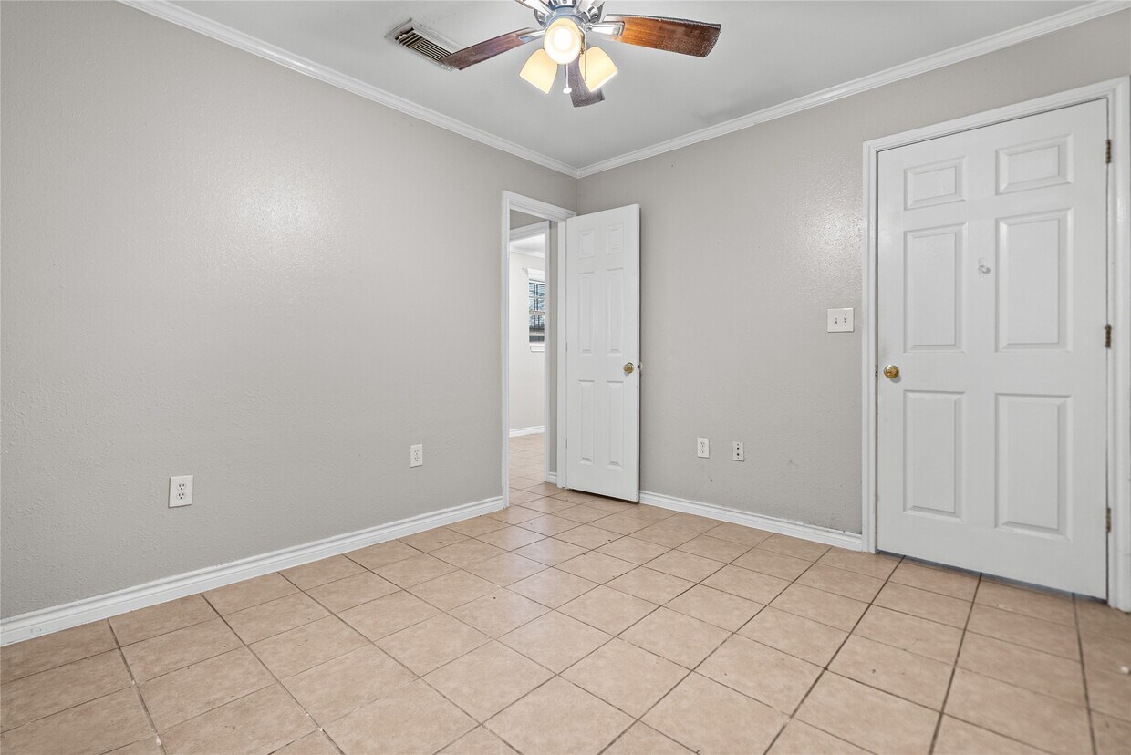 Foto del edificio - 7900 B St