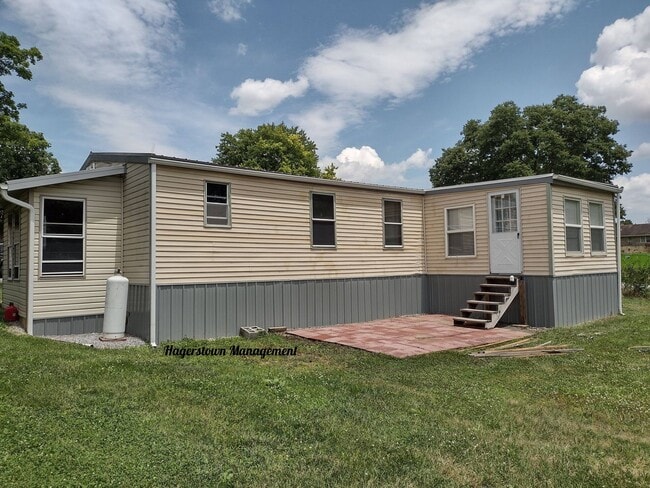 Building Photo - Property In Country Setting