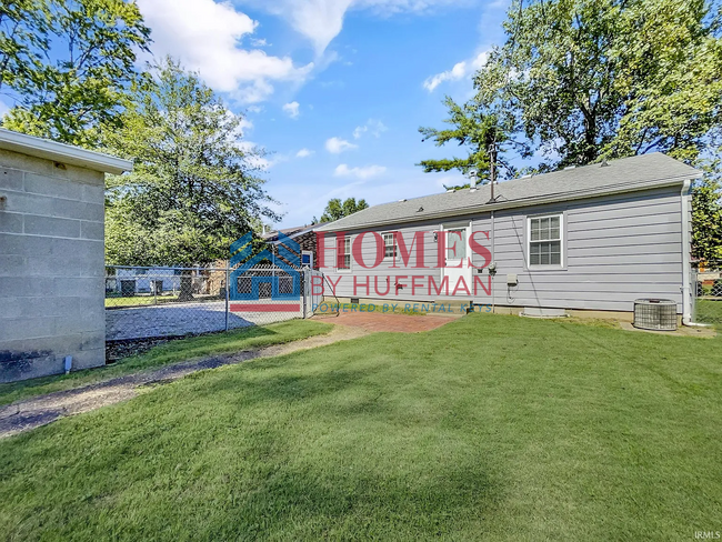 Building Photo - Three Bedroom House | Detached Garage