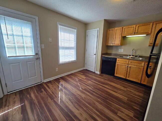 Foto del edificio - 541B Patriot Park Ct