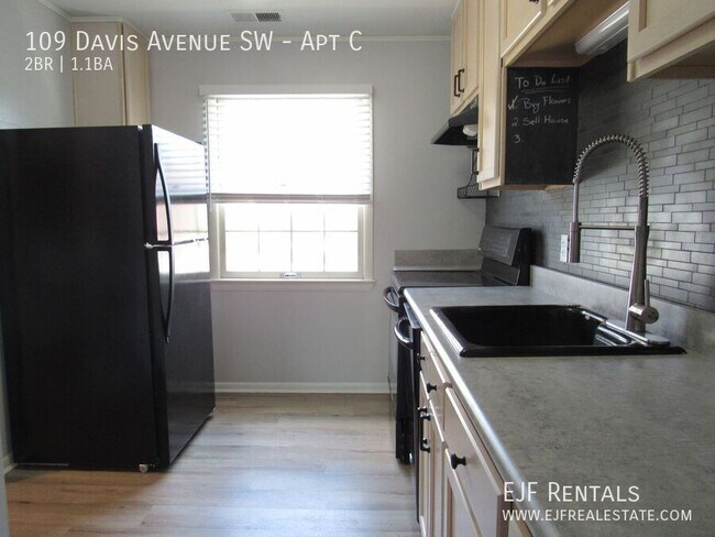 Foto del edificio - 109 Davis Ave SW