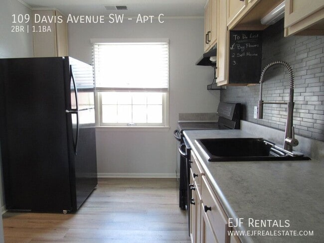 Building Photo - 109 Davis Ave SW