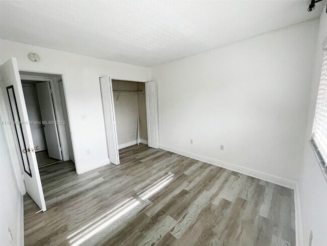 Building Photo - 8875 Fontainebleau Blvd