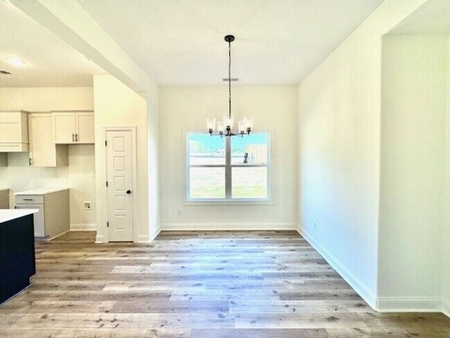 Building Photo - $900 Move-In Special! 5-Bedroom 3 Bath Hom...