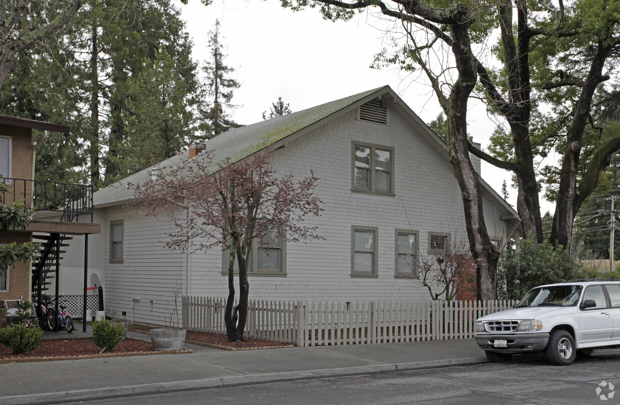 Foto del edificio - Redwood Apartments