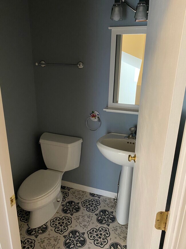1/2 bath - 1843 N Sheffield Ave