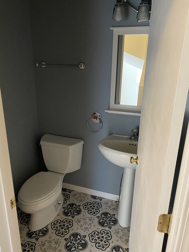 1/2 bath - 1843 N Sheffield Ave