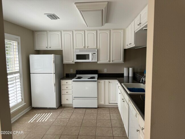 Building Photo - 44213 Leisure Lakes Dr