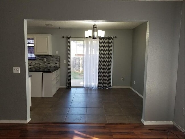 Building Photo - 420 Woods Dr