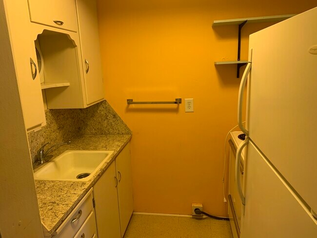 Foto del edificio - 1210 Foyer Ave