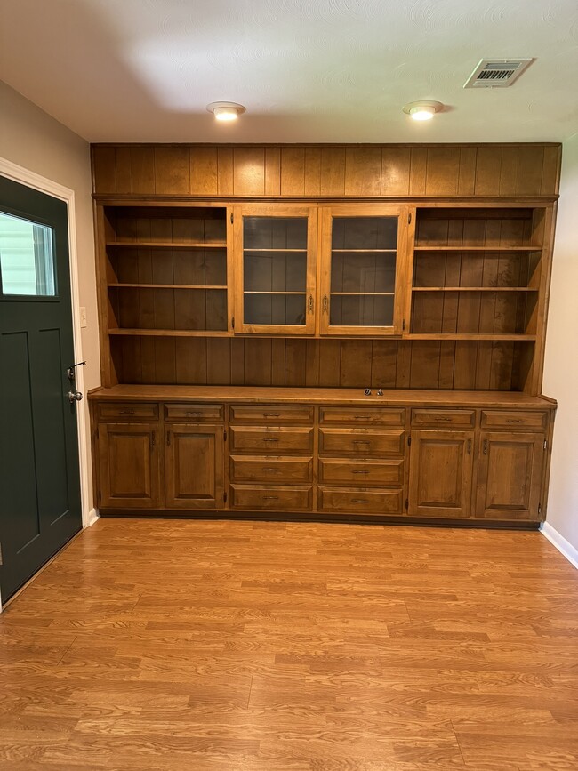 Building Photo - 2210 Robinwood Ln