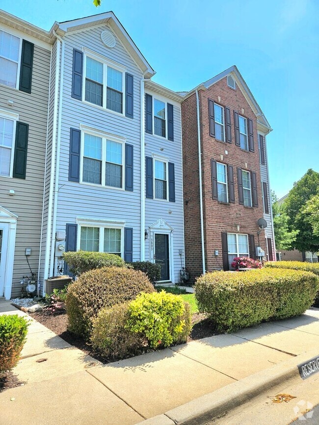 Building Photo - 3803 Elmcrest Ln