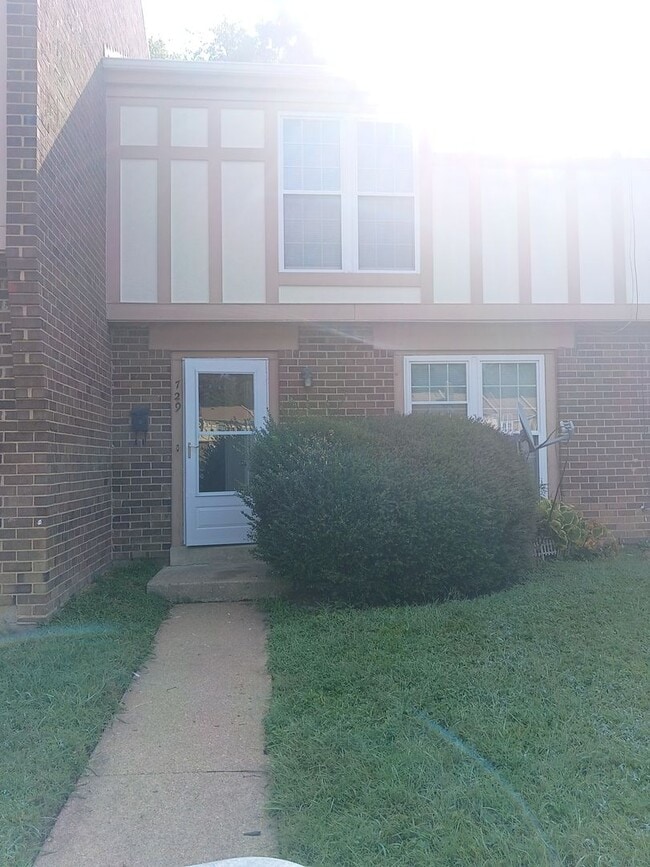 Building Photo - 729 Pleasant St