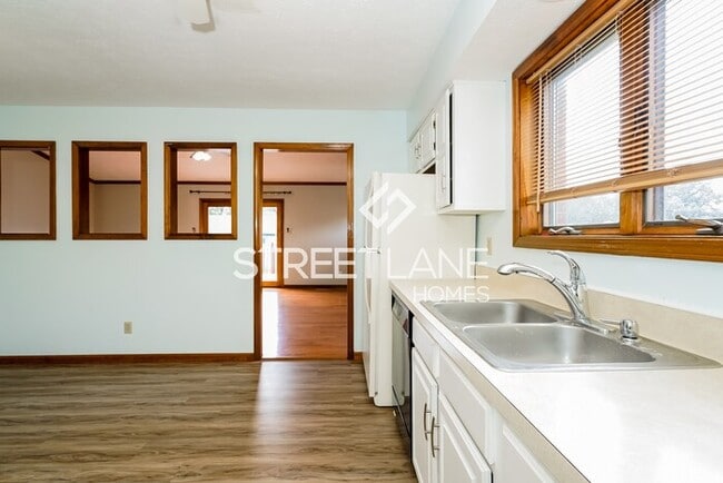 Building Photo - NOW OFFERING FIRST FULL MONTH FREE!!