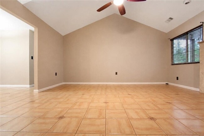 Building Photo - 1825 Skyline Dr