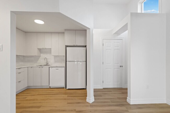 Photo du bâtiment - TWO BEDROOM APARTMENT AVAILABLE IN THE HEART OF DARTMOUTH