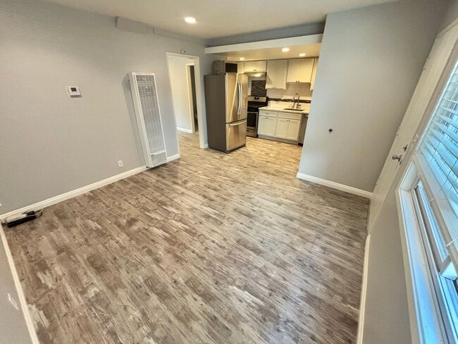 Building Photo - Renovated 1 Bedroom, Walk to Beach, W/D