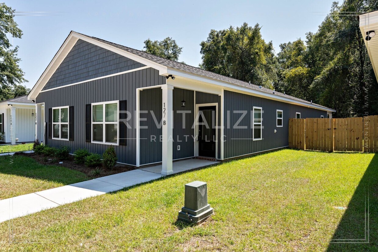 Primary Photo - Luxury 3 BR / 2 BA New Build Duplex in Sar...