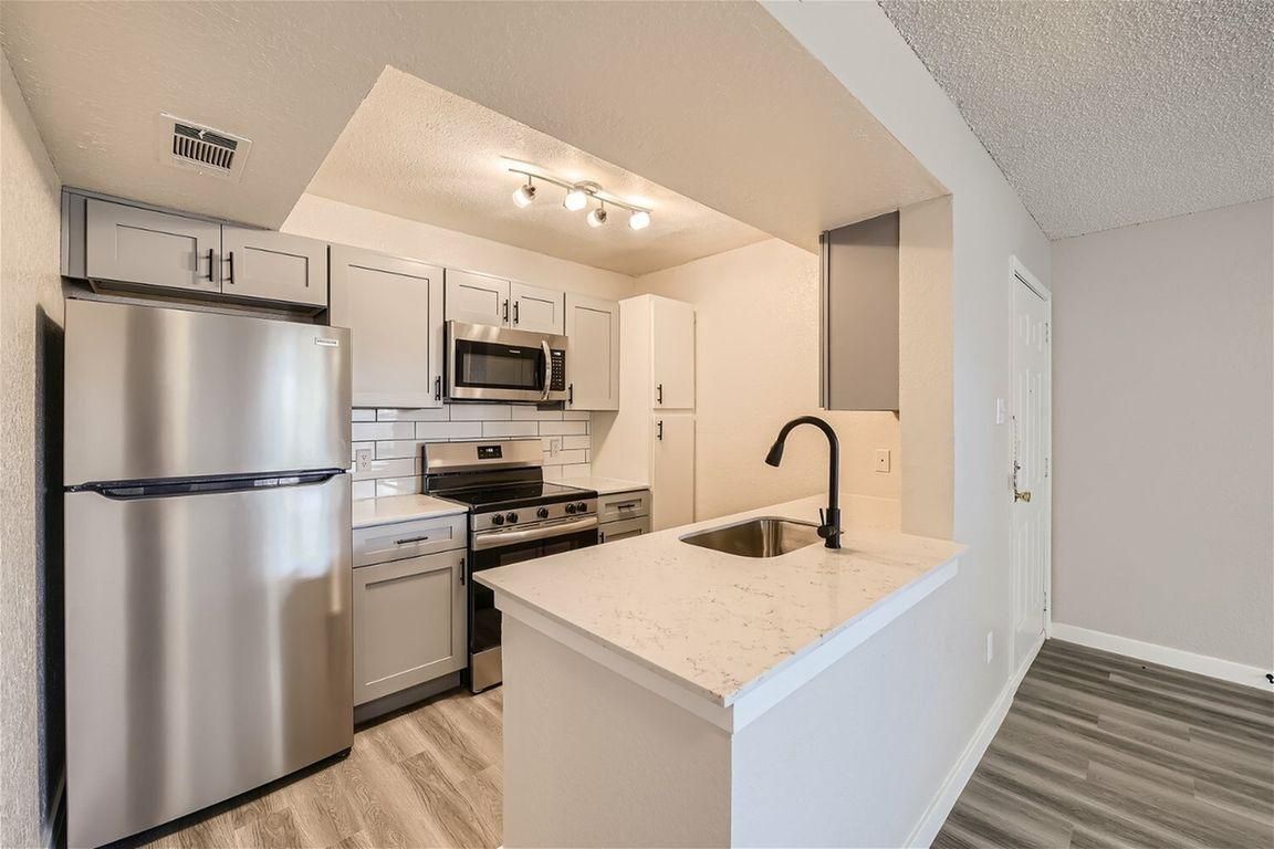 Building Photo - 2100 Willowbend Dr